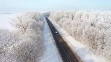 Helikopter güneşli bir günde otoban ve kırsal bölgede uçar. 4k 'lık bir videoda çekildi.