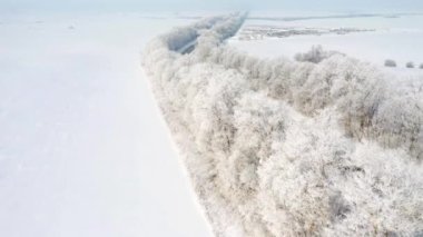 Helikopter güneşli bir günde otoban ve kırsal bölgede uçar. 4k 'lık bir videoda çekildi.