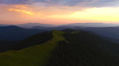 Akşam ışığında dağların görkemli yaz manzarası. 4k, İHA videosu ile çekilmiştir..