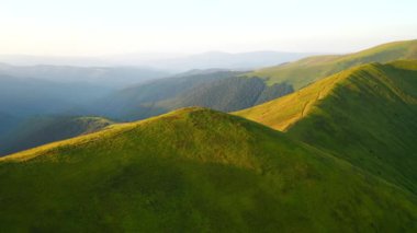 Güneş ışığında muhteşem yeşil dağ sıraları. 4k, İHA videosu ile çekilmiştir..