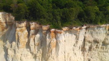 Bazalt taş ocağının dik uçurumlarındaki İHA 'nın panoramik görüntüsü. 4k 'lık bir videoda çekildi.