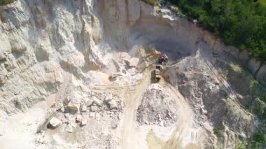 Bazalt taş ocağındaki İHA 'nın büyük görüntüsü. 4k 'lık bir videoda çekildi.