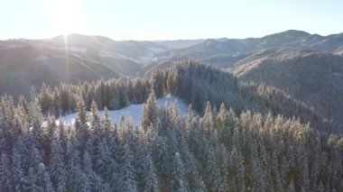 Soğuk bir günde kuş bakışı bir manzara inanıImaz. 4k, İHA videosu ile çekilmiştir..