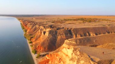 Dnieper Körfezi 'nin kumlu tepelerindeki bir kuadkopterden alışılmadık bir manzara. 4k, İHA videosu ile çekilmiştir..