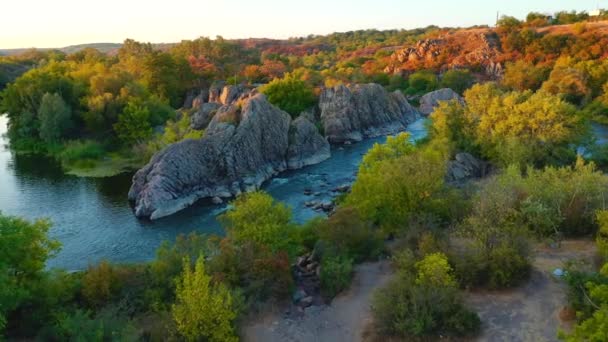 Drone Vole Dessus Des Rapides Une Rivière Rapide Bug Sud — Video