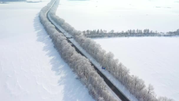 Drone Flies Highway Passes Snowy Fields Sunny Day Filmed Video — Stock Video