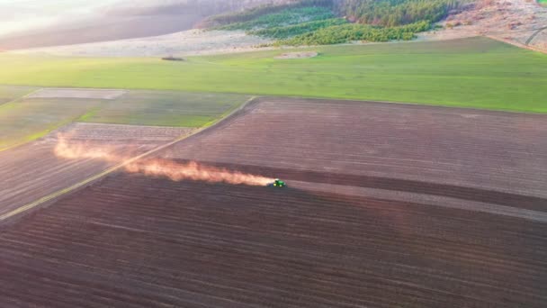 Trattore Industriale Aratura Campo Terra Una Vista Volo Uccello Girato — Video Stock