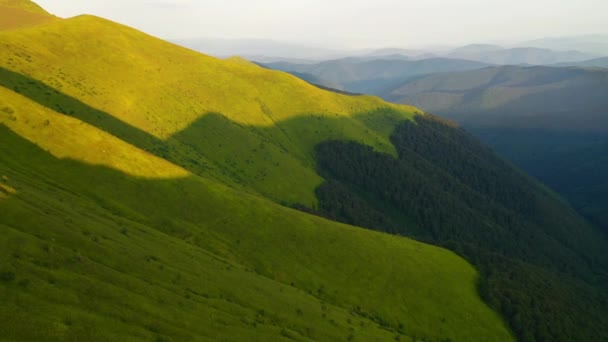 Geweldig Uitzicht Vanaf Een Drone Die Groene Bergketens Vliegt Gefilmd — Stockvideo