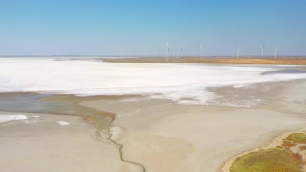 Disparando Desde Dron Volando Sobre Salar Con Turbinas Eólicas Filmado — Vídeo de stock