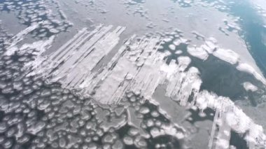 Boş donmuş göletin yukarıdan görünen manzarası. 4k, İHA videosu ile çekilmiştir..