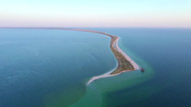 Kuş bakışı kumlu tükürük manzarası. Kinburn Yarımadası, Ukrayna, Avrupa.