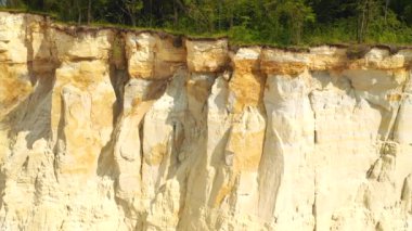 Bazalt taş ocağının dik uçurumlarındaki İHA 'nın panoramik görüntüsü. 4k 'lık bir videoda çekildi.