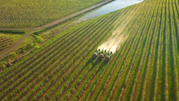Maszyny Rolnicze Opryskujące Sady Herbicydami Pestycydami Zachodzie Słońca Lotu Ptaka — Wideo stockowe