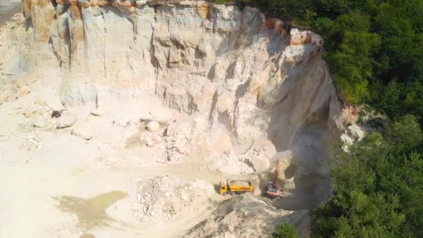 玄武岩採石場のドローンからの壮大な景色 4Kビデオで撮影 — ストック動画