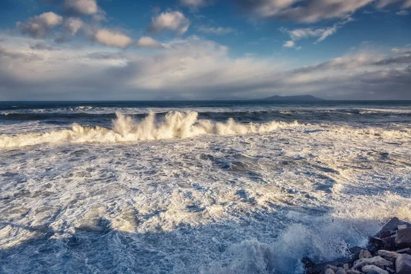 Fantastica Vista Mare Con Cielo Blu Forti Onde Tempesta Scena — Foto Stock