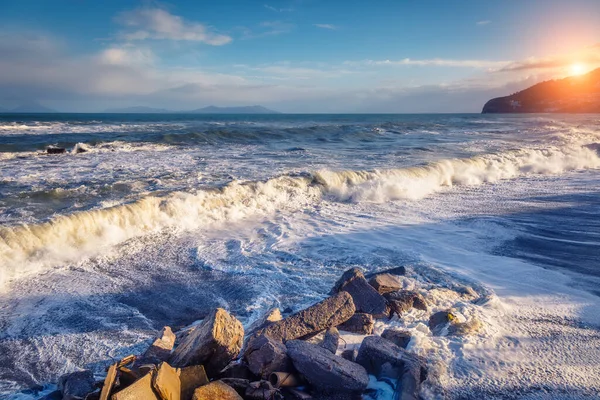 Fantastický Výhled Moře Modrou Oblohou Silnými Bouřkovými Vlnami Dramatická Malebná — Stock fotografie