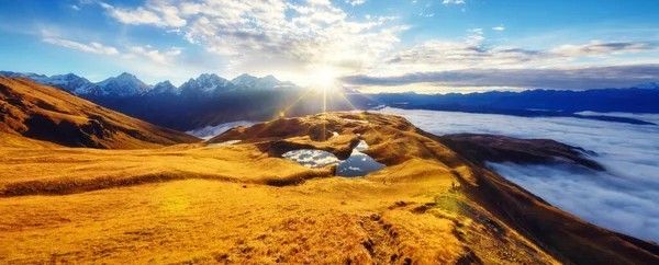 Fantastisk Sjö Koruldi Med Mulen Himmel Vid Foten Det Ushba — Stockfoto