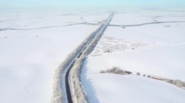 Helikopter güneşli bir günde otoban ve kırsal bölgede uçar. 4k 'lık bir videoda çekildi.