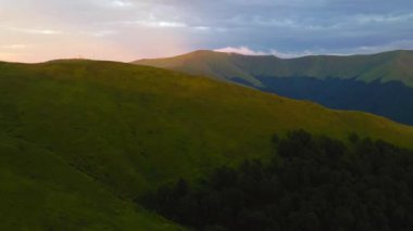 Akşam ışığında dağların görkemli yaz manzarası. 4k, İHA videosu ile çekilmiştir..