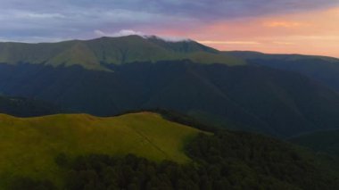 Akşam ışığında dağların görkemli yaz manzarası. 4k, İHA videosu ile çekilmiştir..