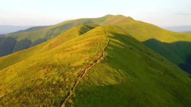 Güneş ışığında muhteşem yeşil dağ sıraları. 4k, İHA videosu ile çekilmiştir..