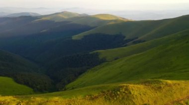 Yeşil dağ sıralarının üzerinde uçan bir dronun muhteşem manzarası. 4k, İHA videosu ile çekilmiştir..