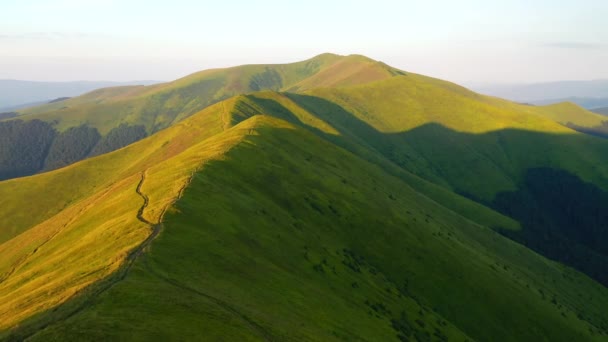 Spectaculaire Groene Bergketens Zonlicht Gefilmd Drone Video — Stockvideo