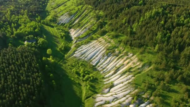 Hélicoptère Survolant Les Collines Sable Blanc Processus Érosion Surface Terre — Video