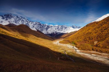 Dağ eteğindeki Alp Vadisi 'nin muhteşem manzarası. Shkhara. Dramatik bir sahne. Yeri Ushguli, Yukarı Svaneti, Gürcistan, Avrupa. Yüksek Kafkasya sırtı. Sanatsal resim. Güzellik dünyası.
