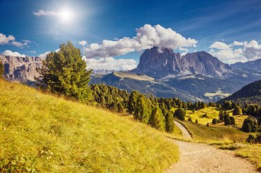 Puez Odle ya da Geisler zirvelerine bakın. Dolomitler Parkı, Gardena Vadisi, Güney Tyrol. Ortisei köyü, S. Cristina ve Selva Gardena, İtalya, Avrupa. Alışılmadık bir sahne. Güzellik dünyası