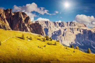 Puez Odle ya da Geisler zirvelerine bakın. Dolomitler Parkı, Gardena Vadisi, Güney Tyrol. Ortisei köyü, S. Cristina ve Selva Gardena, İtalya, Avrupa. Alışılmadık bir sahne. Güzellik dünyası