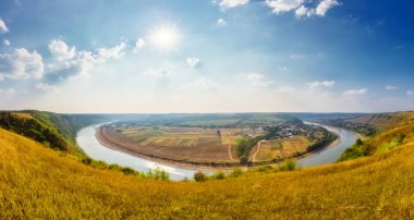Güneş ışığında kanyon boyunca akan kıvrımlı bir nehir. Dramatik ve resimli bir sahne. Konum yeri Dnister. Ukrayna, Avrupa. Güzellik dünyası. 