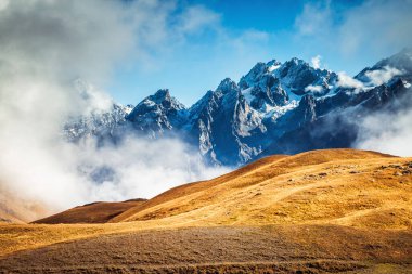 Koruldi Dağı eteğindeki fantastik göl. Ushba. Dramatik sis sahnesi. Şu meşhur yer, Yukarı Svaneti, Mestia, Gürcistan, Avrupa. Yüksek Kafkasya sırtı. Sıcak tonlama, yumuşak filtre etkisi. Güzellik dünyası.