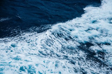 Yelken açarken dalgalı deniz. Dramatik ve resimli bir sahne. Güzellik dünyası.