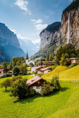 Güneş ışığıyla parlayan harika bir dağ köyü manzarası. Resimli ve muhteşem bir sahne. Popüler turist eğlencesi. İsviçre Alpleri, Lauterbrunnen Vadisi Staubbach Şelalesi, Avrupa. Güzellik dünyası