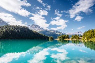Champfer 'in Alp Vadisi' ndeki masmavi gölet manzarası harika. Popüler turist eğlencesi. Resimli ve muhteşem bir sahne. İsviçre Alpleri, Silvaplana Köyü, Maloja Bölgesi, Avrupa. Güzellik dünyası.