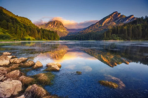 Fantastický Výhled Tyrkysové Jezero Obersee Slunečního Světla Dramatická Malebná Scéna — Stock fotografie