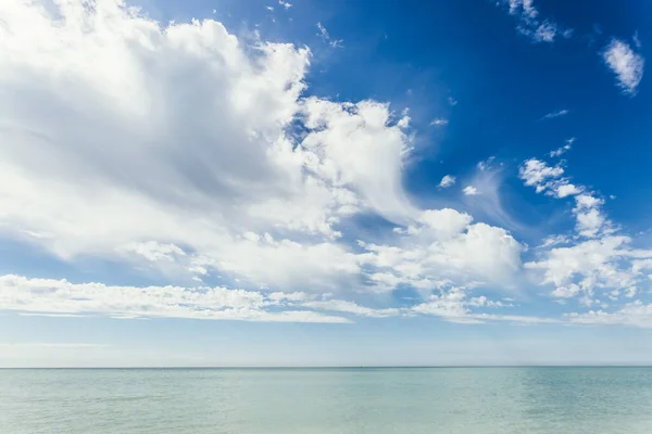 Fantastický Výhled Azurové Moře Jasná Obloha Slunečného Dne Nadýchanými Mraky — Stock fotografie