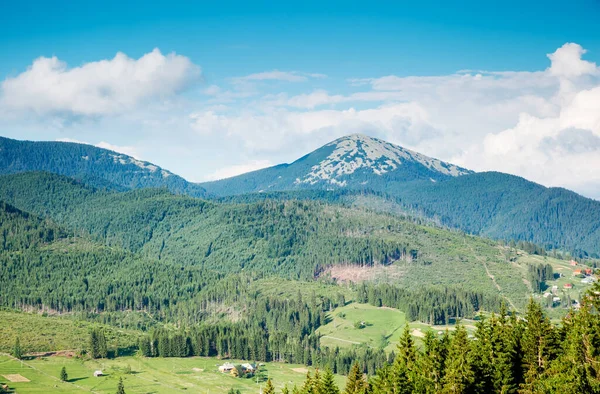 在阳光灿烂的高山上度过了美妙的一天 戏剧化和风景如画的场面 喀尔巴阡山 乌克兰 艺术风格的照片美丽的世界软过滤效果 — 图库照片