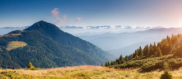 Fantastischer Tag Den Bergen Die Sonnenlicht Leuchten Dramatische Und Malerische — Stockfoto