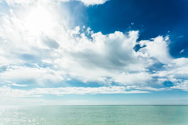 Gök Mavisi Deniz Manzarası Harika Pofuduk Bulutlu Güneşli Bir Günde — Stok fotoğraf