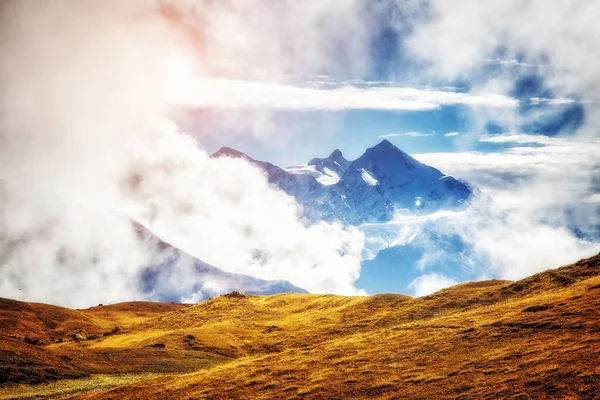 幻想的な湖コルルディ山の麓にあります ウシュバ 劇的な霧のシーン ロケーション有名な場所Upper Svaneti Mestia Georgia Europe 高コーカサス尾根 暖かいトーン — ストック写真