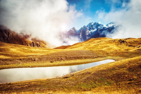 Fantástico Lago Koruldi Pie Del Monte Ushba Escena Niebla Dramática —  Fotos de Stock