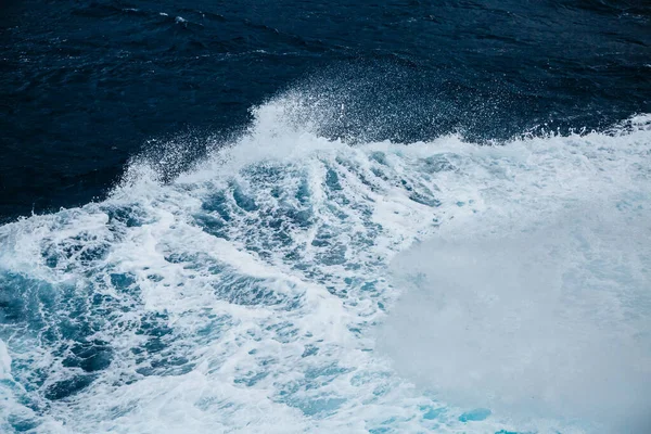 Yelken Açarken Dalgalı Deniz Dramatik Resimli Bir Sahne Güzellik Dünyası — Stok fotoğraf