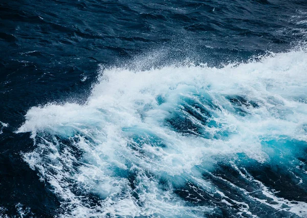Yelken Açarken Dalgalı Deniz Dramatik Resimli Bir Sahne Güzellik Dünyası — Stok fotoğraf
