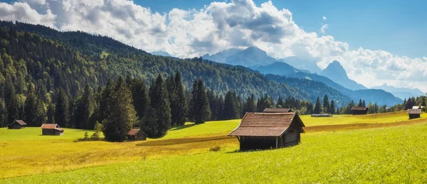 Fantastisk Utsikt Över Den Gröna Alpina Dalen Som Glöder Solljus — Stockfoto