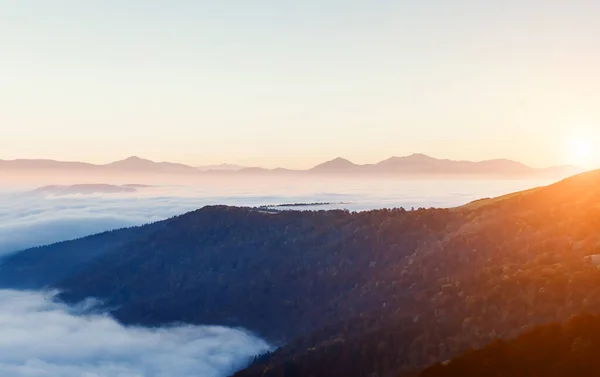 Een Prachtig Uitzicht Heuvels Gloeiend Door Zonlicht Bij Schemering Dramatische — Stockfoto