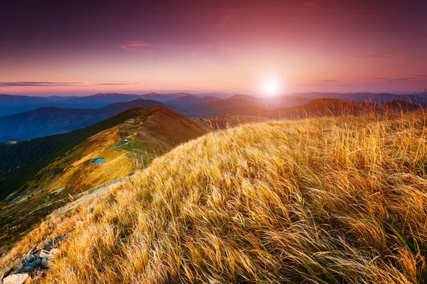 Krásný Výhled Kopce Zářící Soumraku Slunečním Světlem Dramatická Malebná Ranní — Stock fotografie