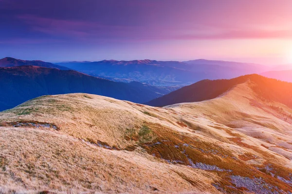 Alacakaranlıkta Gün Işığıyla Parlayan Tepelerin Muhteşem Manzarası Dramatik Resimli Bir — Stok fotoğraf