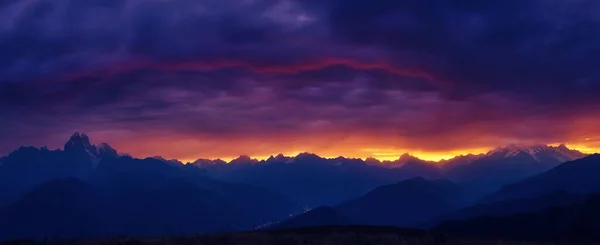 ウシュバ山の上の素晴らしい日光 劇的な美しい朝のシーン 有名な場所は メスティア アッパー スヴァネティ ジョージア州ヨーロッパ リゾートします 高いコーカサス山脈の尾根 芸術的な写真 — ストック写真